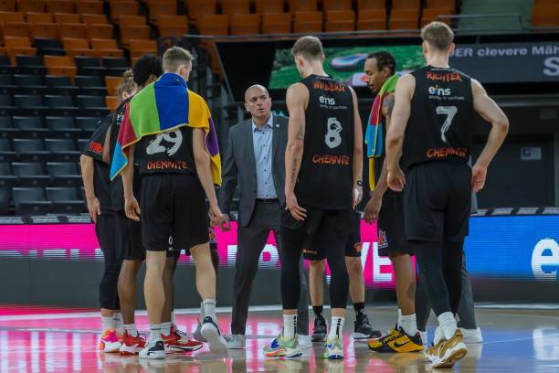 尽管他在场 尽管他在场